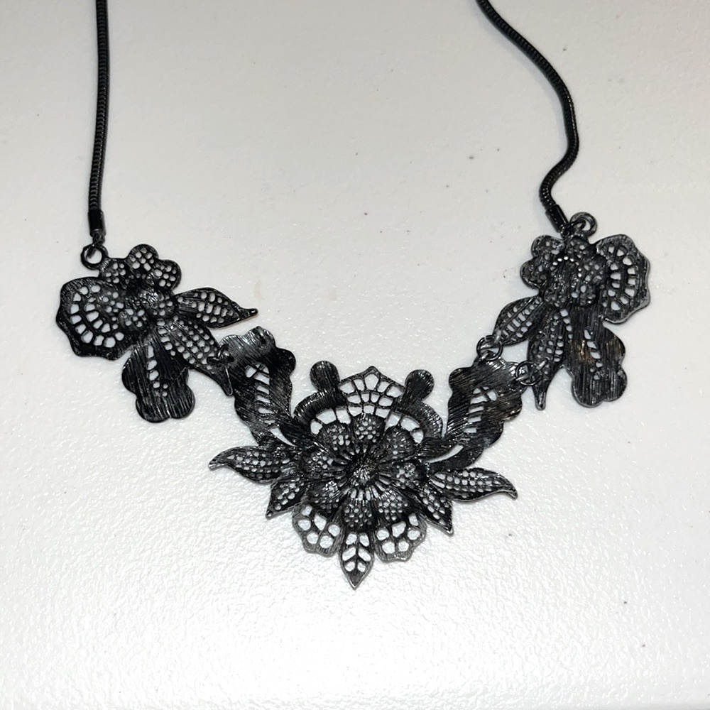 Black lace floral necklace - Picture 8 of 13